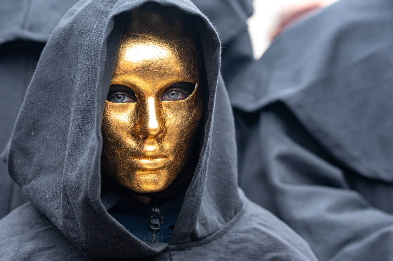 Regard derrière un masque d'or à Venise.