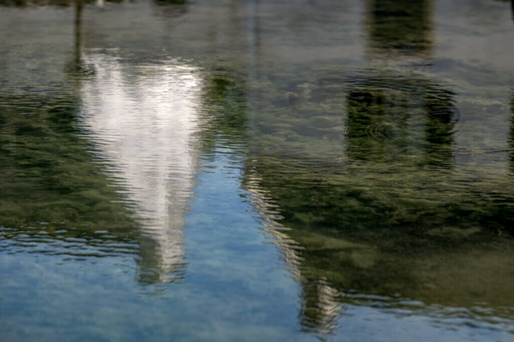 Reflets oniriques d'un petit port breton.