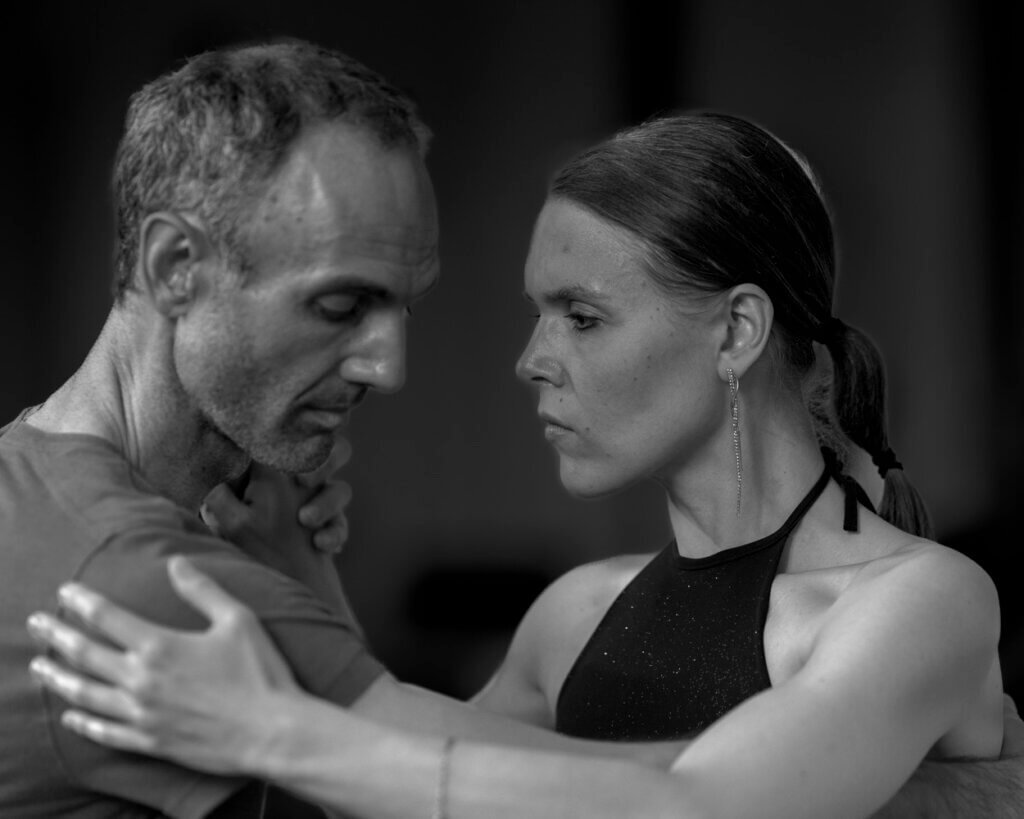 Couple de danseurs concentrés.