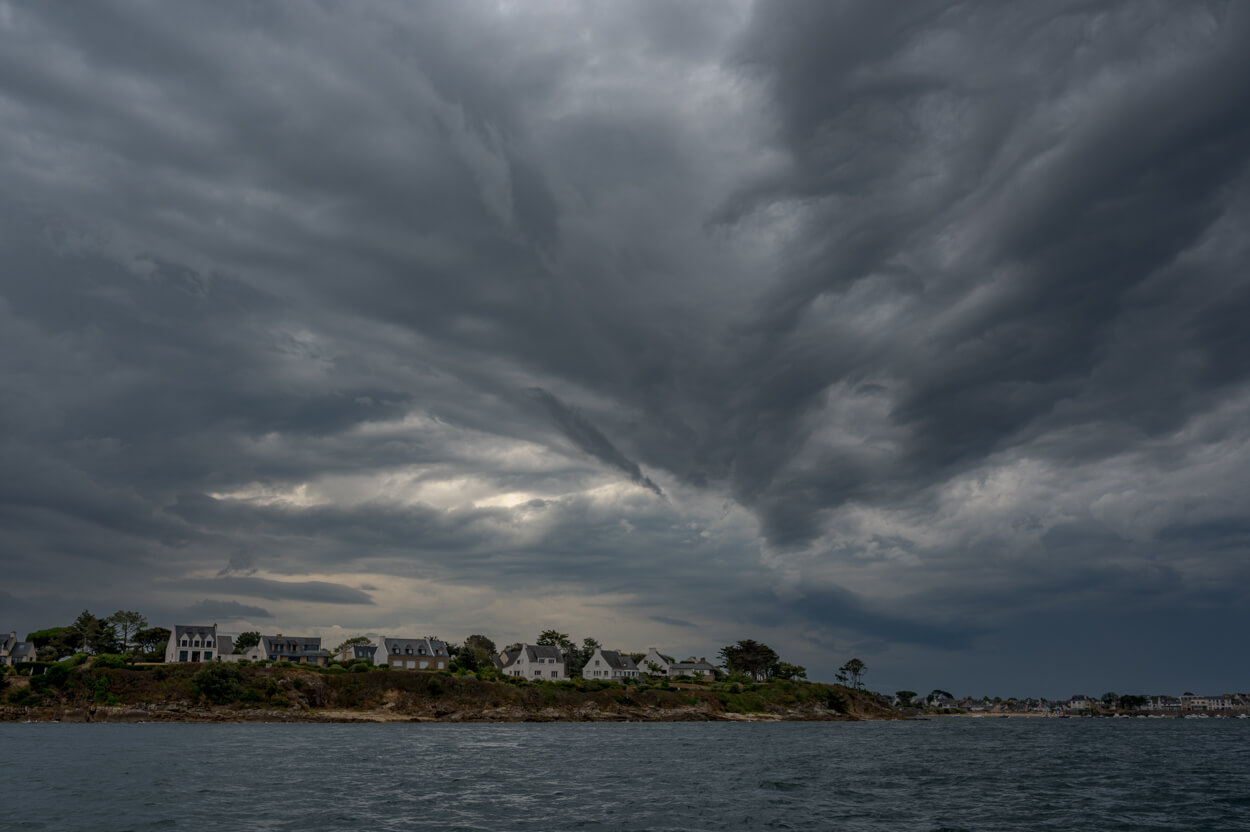 L'entrée du Golfe du Morbihan, sous les nuées.