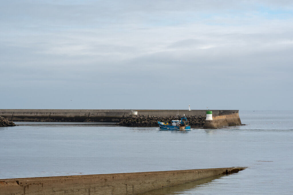Un Chalutier rentre au Guilvinec à l’heure pastel.