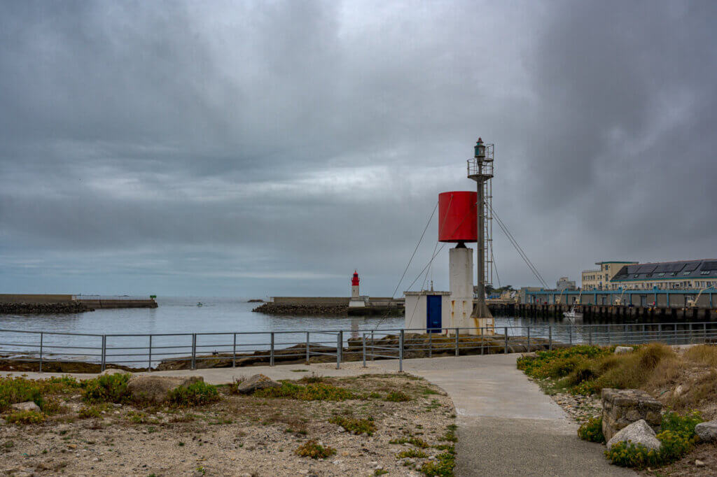 Lumière dense sur la sortie du port du Guilvinec.