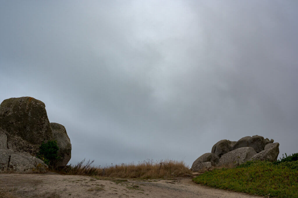 Blocs de Granit sous un ciel vaporeux.