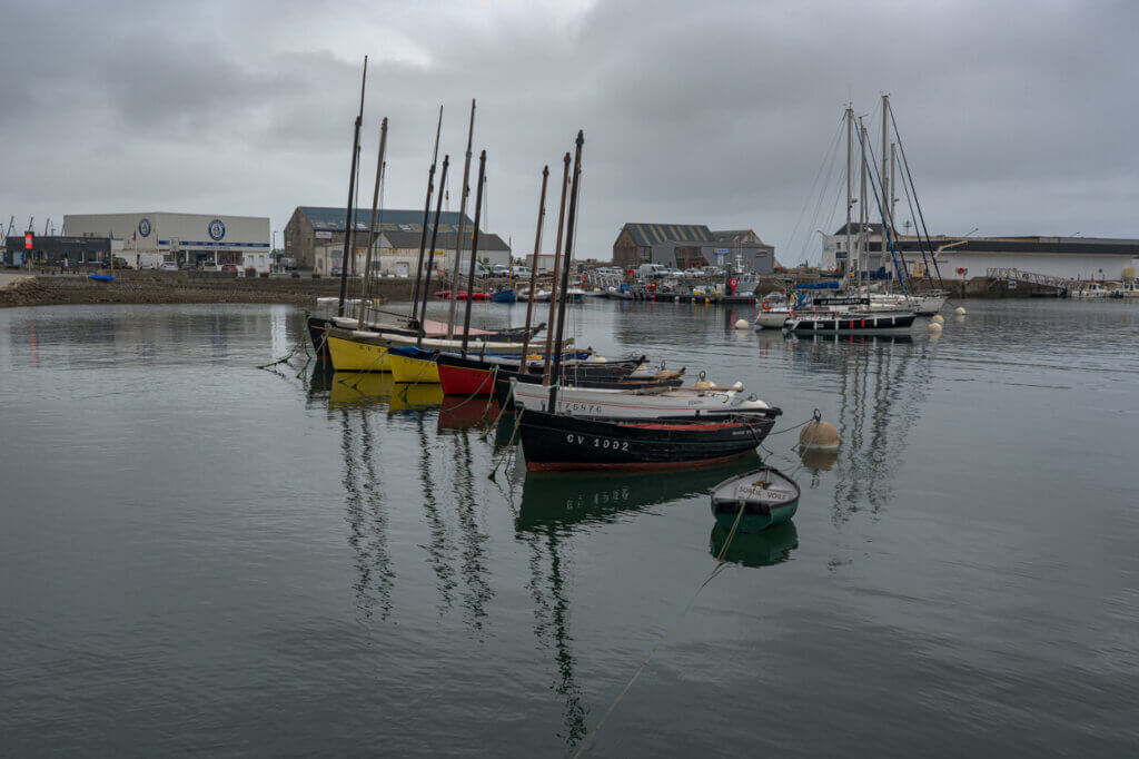 Voiliers traditionnels dans le port de Lesconil.